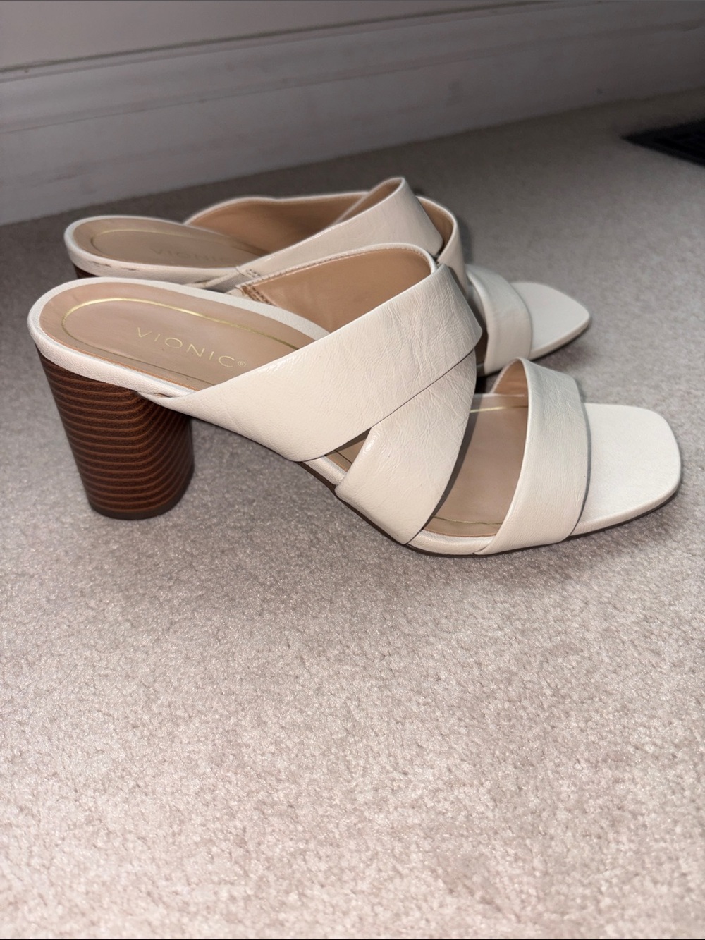 🐚 Vionic leather Cream Crisscross Block Heel Mules